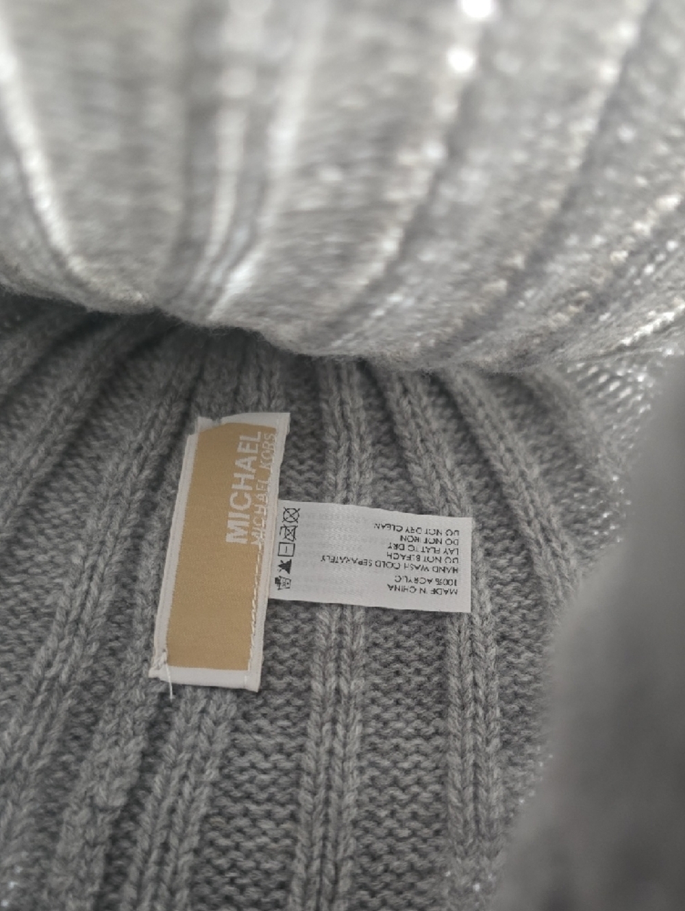 Michael Kors Light Gray Ribbed Knit Pom Beanie MK Metal Silver Logo (NWOT) 🩶 - Picture 5 of 6